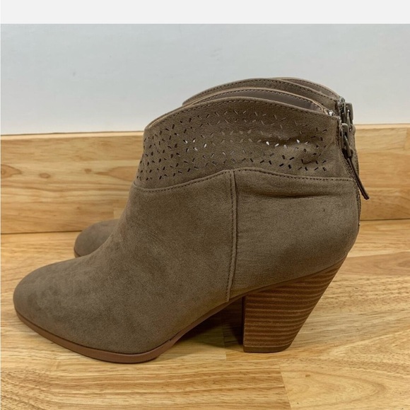 Violet&Red Women's Tan Ankle Boots /New without tags - Picture 4 of 9